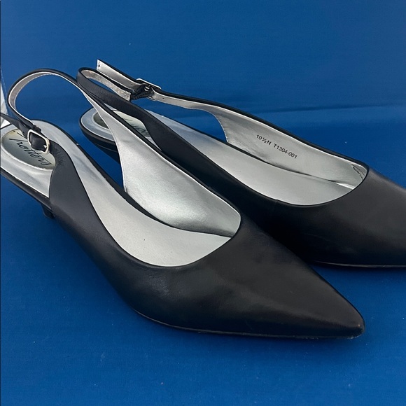 Trotters Black Slingback Flats - Picture 2 of 6